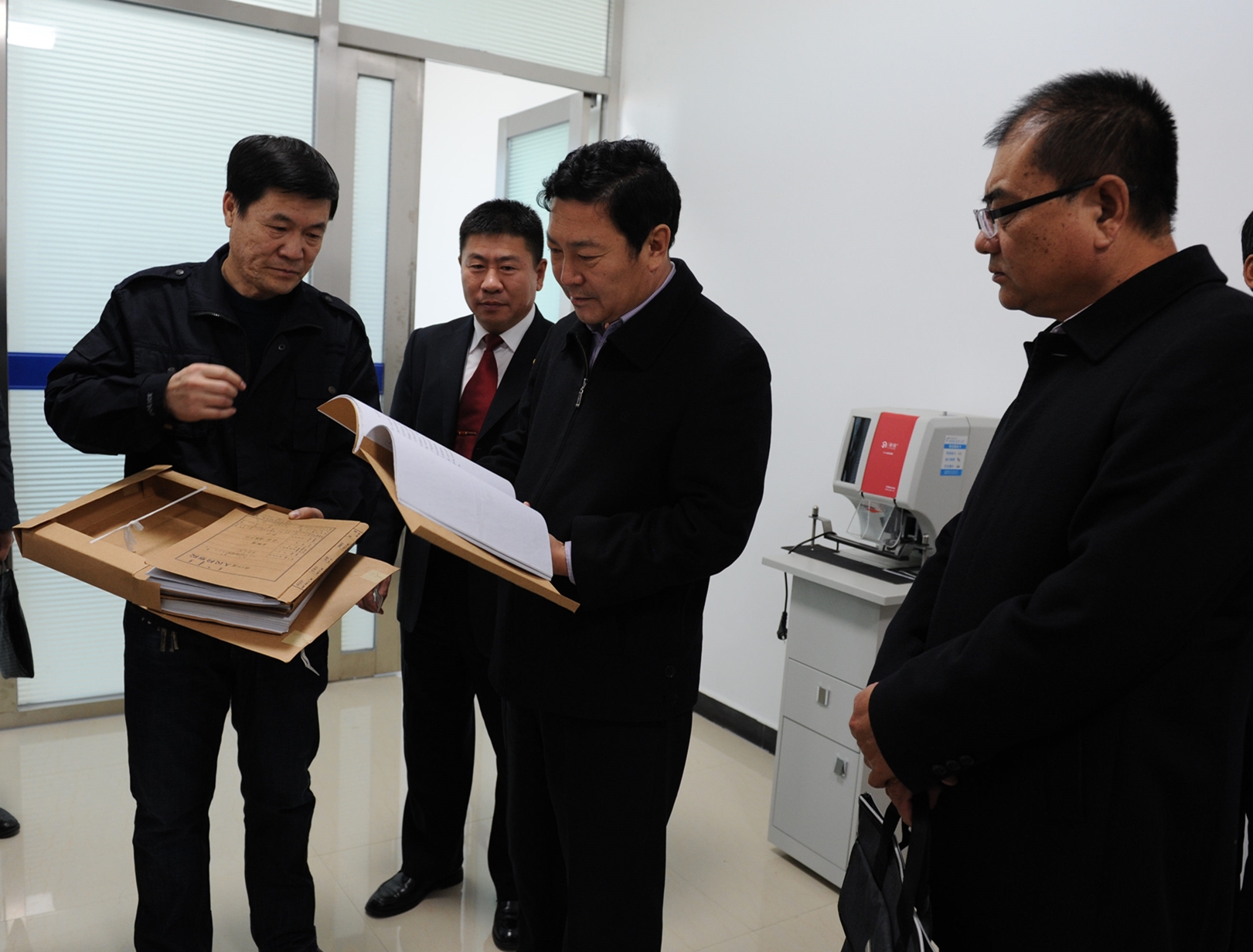 科左中旗人大常委会主任徐长春一行到科左中旗人民检察院就侦查监督